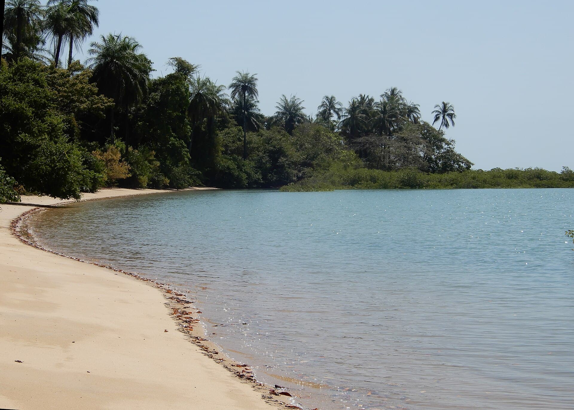 Praia de Ofir, em Bolama: areia clara, água calma e palmeiras